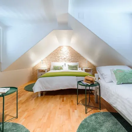 Mak Apartment Split